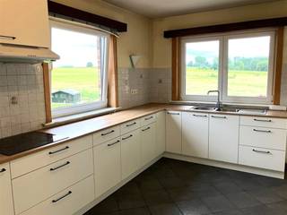 Ruim appartement gelegen op tweede verdieping aan invalsweg van Ninove en een adembenemend uitzicht op veldenAppartement beschikt over een...