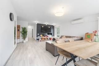 Op zoek naar een ruim, instapklaar appartement met 3 slaapkamers op een gunstige locatie? Dan is dit iets voor u! <br /><br />De 3 slaapkamers, de ideale ligging met vlotte verbinding naar het centrum, de N70 en de E17 en ook de privé-tuin en de garage vormen enkele van de sterke punten van dit pand. Vergeet zeker ook de goedgekeurde elektriciteit niet.<br /><br />Indeling:<br />Gelijkvloers: je kan hier gebruik maken van een leuke tuin en het appartement is uitgerust met een garage (17m²). <br />2d﻿eV: je betreedt het appartement zelf via de inkomhal die leidt naar de ruime, open en lichtrijke leefruimte (32m²) opgedeeld in leef- en zitruimte. In de woonkamer is een haard ingebouwd die het op koude winteravonden extra gezellig maakt. Aanpalend vinden we de half open keuken (6m²) voorzien van ijskast, diepvries en vaatwasser. Er bevindt zich ook een terras (7m²) vooraan. Verder heb je de 3 slaapkamers van 12m², 10m² en 7m² en de badkamer (7m²) uitgerust met inloopdouche, wastafel en hangtoilet. Uit de slaapkamers achteraan is er ook toegang tot een 2de terras. Verder beschikt het appartement over 2 bergingen, waarvan 1 de mogelijkheid geeft om wasmachine en droogkast te plaatsen en de andere ideaal is om etenswaren en voorraad te stockeren. <br /><br />Wordt dit appartement jouw nieuwe thuis of is dit appartement jouw ideale, nieuwe investering? Twijfel dan zeker niet om ons te contacteren!