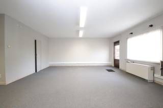 Op zoek naar een commerciële ruimte met uitstekende bereikbaarheid en veelzijdige gebruiksmogelijkheden? Ontdek dit handelsgelijkvloers van 87 m², gelegen op een toplocatie vlakbij de ringweg (R8) te Kortrijk.<br /><br />Dankzij de functionele indeling en de praktische vloeroppervlakte is dit pand ideaal voor diverse beroepsactiviteiten zoals een kinesist, advocaat, kapsalon, schoonheidsspecialiste, en meer.<br /><br />Indeling:<br /><br />Ruime commerciële ruimte<br /><br />Afzonderlijk bureel/kantoor<br /><br />Kitchenette met berging<br /><br />Apart toilet<br /><br />Troeven:<br />✔ Gegeerde ligging vlakbij de R8<br />✔ Veel natuurlijke lichtinval<br />✔ Asbestveilig<br />✔ Vlotte parkeermogelijkheden in de onmiddellijke omgeving<br />✔ Geschikt voor vrije beroepen en detailhandel<br /><br />Laat deze opportuniteit niet aan je voorbijgaan en plan vandaag nog je bezoek!<br /><br />📞 Contacteer ons via 056/75.76.79