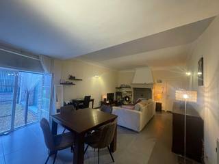 Ligging:Dit mooie gelijkvloersappartement is centraal gelegen met winkels, scholen en andere voorzieningen in de nabije omgeving.Het appartement...