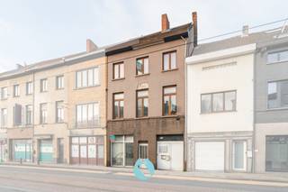 <p>Dit onroerend goed bevindt zich aan het bruisende Dok Noord, centraal gelegen ten opzicht van de vele winkels, openbaar vervoer en het stadscentrum.<br />Het gebouw is ingepland op een mooi perceel van 399m² en bevat een bruikbare vloeroppervlakte van maar liefst 580m²!<br />Het is vergund als woonhuis met magazijn maar werd in het verleden onderverdeeld in een 5-tal niet vergunde units, waarvan drie verhuurd (totaalopbrengst € 2.050/maand).<br />Stad Gent liet weten dat het gebouw perfect opgedeeld kan worden in meerdere units mits het verkrijgen van een vergunning.<br />De renovatieplicht is van toepassing (EPC-labels zijn C, E en F).<br /><strong><u>Huidige indeling:</u></strong><br />De voorgevel omvat drie toegangsdeuren, één voor de bovengelegen woonunits (twee appartementen + zolderverdiep), één voor een gelijkvloerse woonunit en één voor de grote, achtergelegen polyvalente ruimte of opslagruimte van ongeveer 330m².<br />Het gelijkvloers appartement (70m²) is verhuurd en omvat een living, keuken, badkamer, slaapkamer en koertje.<br />De polyvalente ruimte (ongeveer 330m²) is verhuurd en omvat meerdere open ruimtes, een keuken en sanitaire ruimte.<br />Het appartement op het eerste verdiep (90m²) is bewoond (wel vrij bij akte) en omvat een inkomhal, leefruimte, ingerichte keuken, badkamer, twee slaapkamers en overdekt terras.<br />Het appartement op het tweede verdiep (60m²) is verhuurd en omvat een inkom, leefruimte, keuken, badkamer en twee slaapkamers.<br />Het zolderverdiep kan mogelijks als appartement worden verhuurd mits het verkrijgen van de juiste vergunningen.<br />Bent u op zoek naar een gebouw nabij het centrum met verschillende verbouw- of uitbreidingsmogelijkheden?<br />Bel nu naar 0477/80.75.80 of mail naar bert@vastgoeddevos.be.</p>