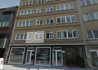 Diepe garagebox te huur in een afgesloten complex. De huurprijs bedraagt €103 en is beschikbaar vanaf 01/11/2026. Ben je geïnteresseerd in dit pand te huur in Oostende? Ga naar de website www.dermul.be, klik op het pand dat je wenst te huren. Via de knop "ik heb interesse" vragen we u kort een profiel in te vullen. Daarna nemen we contact op voor een bezoek. Telefonisch kunnen er geen afspraken gemaakt worden.