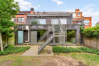 Maison multifonctionnelle avec espace professionnel et double garage.<br /><br />Cette propriété exceptionnellement polyvalente, située dans une rue très calme, est idéale pour ceux qui souhaitent combiner vie et travail de manière confortable. La propriété a été aménagée avec un grand espace professionnel au rez-de-chaussée, un double garage intégré et une véritable résidence privée au premier et au deuxième étage.<br /><br />Grâce aux accès séparés pour le professionnel et le privé, aux grands volumes de vie et au jardin agréable à l'arrière, cette propriété offre de nombreuses possibilités pour les professions libérales, les activités médicales ou paramédicales, les fonctions de bureau ou une combinaison de vie et de travail.<br /><br />Rez-de-chaussée:<br />Le rez-de-chaussée est en grande partie aménagé en tant qu'ancien cabinet dentaire et dispose d'une entrée privée sur la rue. L'aménagement comprend notamment une salle d'attente, une zone d'accueil, 2 cabinets/espace professionnel, des zones de travail et de lavage, des installations sanitaires et des armoires encastrées.<br /><br />Les espaces sont lumineux, soignés et fonctionnellement aménagés, avec de grandes baies vitrées à l'arrière donnant sur le jardin. Parfait pour une nouvelle utilisation professionnelle telle qu'un bureau, un cabinet, un atelier ou un espace de vie supplémentaire.<br /><br />En outre, au rez-de-chaussée se trouve un grand double garage intégré avec porte automatique, équipements techniques et espace de rangement supplémentaire. Il y a également un espace de stationnement supplémentaire pour la maison.<br /><br />Premier étage:<br />Le premier étage est le cœur de la résidence privée. On y trouve un espace de vie particulièrement spacieux et lumineux avec coin salon, salle à manger et cuisine ouverte. De grandes baies vitrées sur toute la largeur à l'arrière apportent une agréable luminosité et donnent un accès direct à la large terrasse.<br /><br />Cette terrasse bénéficie d'une intimité totale grâce à la clôture verte à l'arrière du jardin. De plus, elle est équipée d'un immense auvent solaire sur toute la terrasse et de voiles coupe-vent escamotables de chaque côté, ce qui fait de la terrasse un espace extérieur particulièrement agréable et abrité.<br /><br />La cuisine ouverte s'intègre parfaitement à l'espace de vie et dispose d'un grand plan de travail, d'une zone de cuisson, d'appareils encastrés et de nombreux rangements. La combinaison des grandes baies vitrées et de la verrière donne également à la cuisine une agréable sensation d'espace. On trouve également le débarras/buanderie pratique à côté.<br /><br />À ce niveau, il y a également un espace bureau séparé à l'avant, idéal comme espace de travail à domicile ou salle d'étude. En outre, il y a une véritable suite parentale avec une chambre spacieuse, un dressing attenant et une salle de bains soignée avec double vasque, baignoire et douche à l'italienne.<br /><br />Deuxième étage:<br />Le deuxième étage comprend quatre chambres confortables. Les chambres bénéficient d'une agréable luminosité grâce aux fenêtres de toit équipées de volets roulants automatiques et de moustiquaires.<br /><br />De plus, à cet étage, il y a une deuxième salle de bains avec double vasque et douche. On y trouve également un accès par un escalier escamotable au spacieux grenier.<br /><br />Espace extérieur:<br />À l'arrière, la maison dispose d'un jardin de ville étonnamment verdoyant et privé. La grande terrasse au premier étage est reliée au jardin par un escalier extérieur.<br /><br />Points forts:<br />- Polyvalent, combinaison de vie et de travail<br />- Ancien cabinet dentaire au rez-de-chaussée<br />- Accès séparé pour le professionnel et le privé<br />- Panneaux solaires installés<br />- Intéressant pour les professions libérales, les cabinets, les bureaux ou les logements intergénérationnels ou de soins<br />- Emplacement central et calme à proximité des commerces, des é