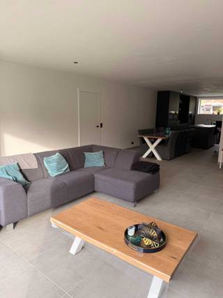 Op zoek naar een energiezuinige en ruime gezinswoning op een kindvriendelijke en centrale locatie in Wuustwezel? Dan is deze nieuwbouwwoning, dat onder registratierechten valt, precies wat u zoekt.<br /><br />Bewoonbaar oppervlakte 282 m².<br />Grondoppervlakte 304m².<br /><br />Een garage met automatische poort en berging voor wasmachine en droogkast. <br />De woning beschikt over een open keuken en een leefruimte met zonnescreens. De keuken beschikt over een kookeiland en de volgende apparaten zijn aanwezig: vaatwasser, oven, stoomoven, koelkast, ingebouwde koffiemachine met automatische wateraanvoer en kookplaat met geïntegreerde afzuiger van Miele, eveneens een Quooker kraan voor bruiswater en kokend water. Nabij de keuken bevindt zich een ruime berging. Het gastentoilet bevindt zich in de hal.<br /><br />Op de eerste verdieping is er een badkamer met inloopdouche, een bad, een badkamermeubel met 2 lavabo's en een handdoekdroger. Op deze verdieping is ook een apart toilet voorzien. Hier is één masterslaapkamer met aansluitende dressing en een ruime 2de slaapkamer die nu fungeert als kinderkamer. Alle slaapkamers beschikken over elektrische rolluiken. Er is nog extra bergruimte voorzien onder de trap. <br /><br />Via de vaste trap gaan we naar de tweede verdieping, daar bevinden zich nog eens 2 ruime kamers en een technische ruimte met opbergplek. Deze 2 kamers kunnen ingericht worden als slaapkamer, hobbykamer of bureau. <br /><br />De combinatie van een individuele warmtepomp, zonnepanelen en hoogwaardige isolatie zorgt voor een laag energieverbruik en een duurzaam wooncomfort. <br /><br /><br />Interesse? <br />Neem contact op voor een bezichtiging via 0479545403