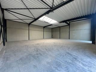 Nieuwbouw KMO-unit van 262 m² en 3 privatieve parkeerplaatsen te huur in Wevelgem.De geïsoleerde casco magazijnruimte is opgebouwd uit een...