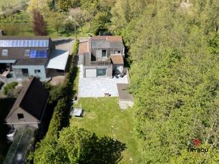 In een rustige, groene omgeving in Merkem, op het einde van een doodlopende straat, vind je deze charmante alleenstaande woning waar privacy en comfort hand in hand gaan.<br /><br />Je komt binnen in een lichtrijke leefruimte die naadloos aansluit op de open keuken. De open keuken is volledig uitgerust met een vaatwasser, keramische kookplaat, dubbele spoelbak, oven en microgolf, ideaal voor wie graag kookt en gasten ontvangt.<br /><br />Op het gelijkvloers bevindt zich de badkamer, voorzien van een ruime inloopdouche, ingemaakt bad en dubbele wastafel. In de gang is er een praktische ingemaakte kast en daarnaast een aparte bergruimte. Verder beschikt de woning over een garage en een grote tuin met berghok, perfect om te genieten van het buitenleven.<br /><br />Op de eerste verdieping zijn er maar liefst vier volwaardige slaapkamers, waarvan twee met ingemaakte kasten. Eén van de slaapkamers geeft uit op een zongericht terrasje met een prachtig uitzicht op het omliggende groen – een heerlijke plek om tot rust te komen.<br /><br />Deze woning combineert rust, ruimte en functionaliteit op een topligging voor wie houdt van natuur en privacy.<br /><br />👉 Troeven op een rij:<br />- Open bebouwing op 664 m²<br />- 4 volwaardige slaapkamers<br />- Grote leefruimte<br />- Open keuken<br />- Grote garage<br />- Gunstige EPC-score<br />- Zeer rustige ligging in Merkem<br /><br />📞 Interesse?<br />Contacteer Thijs<br />📲 051 57 54 61/<br />📧 friedel@grouptrybou.be<br />| thijs@grouptrybou.be