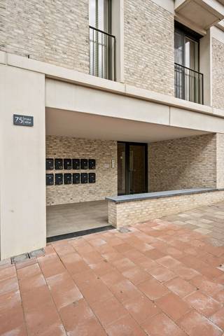 Bent u op zoek naar een stijlvol, energiezuinig en volledig instapklaar appartement in het centrum van Genk? Dan is dit prachtige appartement in het recente project Pura Vida, gelegen aan de Winterslagstraat 75 te Genk, precies wat u zoekt.<br /><br />Met een bruikbare oppervlakte van 94 m² (bron EPC) biedt dit appartement een comfortabele en aangename indeling, afgewerkt met kwalitatieve materialen en oog voor detail. Dankzij de uitstekende ligging bevindt u zich op wandelafstand van winkels, horeca, openbaar vervoer en alle voorzieningen die het stadscentrum te bieden heeft.<br /><br />Indeling<br />Ruime en lichtrijke leefruimte<br />Moderne, volledig afgewerkte keuken<br />2 slaapkamers<br />Praktische berging/wasplaats<br />Hedendaagse badkamer<br />Aangenaam terras waar u in alle rust kunt genieten +- 12m²<br /><br />Extra troeven<br /><br />Recent appartement – volledig instapklaar<br />Energiezuinig wonen met een EPC-score van slechts 34 kWh/m²/jaar<br />Privatieve kelderberging inbegrepen<br />Hoogwaardige afwerking en moderne uitstraling<br />Centrale ligging in Genk<br />Ideaal als eigen woonst of als investering<br /><br />Een ondergrondse autostaanplaats is beschikbaar en dient mee aangekocht te worden voor<br /> € 25.000 meerprijs.<br /><br />Dit appartement combineert wooncomfort, energiezuinigheid en een toplocatie in een aantrekkelijk geheel. Een unieke kans voor wie zonder zorgen wil verhuizen naar een recente en perfect afgewerkte woonst.