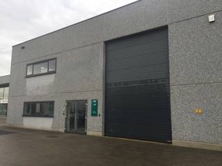 Moderne KMO unit, met 370m² magazijn en 312m² kantoor, te huur in de KMO-zone "Starrenhof" te Kapellen.<br />De kantoren zijn ingedeeld en mooi ingericht. Het magazijn beschikt over een vrije hoogte van 7m. Het pand is goed bereikbaar.<br /><br /><span>Belangrijkste kenmerken Unit 4 :</span><br /><br />- 370m² magazijn<br />- 312m² kantoor (glv en +1)<br />- kantoren ingedeeld d.m.v. glaswanden<br />- vrije hoogte magazijn 7m<br />- vrije hoogte poort 6m