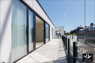 <strong><u>Prachtig nieuwbouw penthouse binnen de Grote Ring van Hasselt met een riant zonneterras van maar liefst 34 m². Zeer hoogwaardig afgewerkt en voorzien van alle modern comfort! Kopers die aan de voorwaarden voldoen kunnen genieten van het gunsttarief van slechts 6% BTW*.<br /><br />TROEVEN:</u></strong><br />- <strong>Centrale locatie </strong>binnen de Grote Ring, op wandelafstand van het stadscentrum en Quartier Bleu <br />- Hoogwaardig afgewerkt met <strong>kwalitatieve materialen</strong> <br />- <strong>Indrukwekkende plafondhoogte</strong> van 3 meter <br />- Plafondhoge raampartijen voor <strong>ultieme daglichtinval </strong><br />- <strong>Energiezuinig</strong> (zonnepanelen, warmtepomp, ventilatiesysteem D, vloerverwarming) <br />- Enorm <strong>zonneterras</strong> (zuidwestelijk georiënteerd) van maar liefst 34 m² <br />- Ruime indeling <br />- Slechts 2 appartementen op 1 gang <br />- Budget voor keuken reeds voorzien in de vraagprijs*<br />- Aankoop van een kelderberging geprefereerd (€ 5.000,00) <br />- Mogelijkheid tot aankoop van <strong>één of meerdere ondergrondse parkeerplaatsen</strong> (€ 28.500,00 per stuk, meerdere te bespreken) <br />- Aankoop onder <strong>6% BTW</strong> (in plaats van 21%) mogelijk**<br /><br />Welkom in residentie Mantelius, een architecturale parel op de hoek van de Havenstraat en de Kempische Steenweg in Hasselt! Op <strong>wandelafstand van het stadscentrum en Quartier Bleu</strong>, maar eveneens op slechts <strong>enkele minuten rijden van de autosnelweg en diverse invalswegen</strong> naar naburige steden en gemeenten. Deze buurt is de laatste jaren volop in ontwikkeling en manifesteert zich als '<em>the place to be</em>'! <br /><br />Dit <strong>luxueus afgewerkt</strong> penthouse vinden we terug op de derde verdieping van de residentie, die zowel met de lift als een trap bereikbaar is. Er zijn slechts twee appartementen die hun toegang vinden via deze gang, waardoor u geniet van voldoende <strong>privacy</strong>. Bij het binnenkomen in de inkomhal van het penthouse vallen de hoge <strong>plafonds van maar liefst 3 meter hoog</strong> alsook de prachtige lichtinval onmiddellijk op. De leefruimte beslaat bijna 50 m² en baadt in het daglicht. Dankzij de combinatie van <strong>hoogwaardig parket en kwalitatieve raamdecoratie </strong>straalt de leefruimte een luxueuze <em>vibe</em> uit. De keuken werd nog niet geïnstalleerd, deze kan u naar eigen wensen kiezen en laten plaatsen. Er is een <strong>budget voor de keuken </strong><u><strong><strong>i</strong>nbegrepen in de vraagprijs</strong>*</u>, dit kan besproken worden met de verkopers bij concrete interesse. <br /><br />Het nachtgedeelte is volledig apart van het leefgedeelte en bestaat uit de nachthal, 2 slaapkamers, een badkamer en een berging. Deze ruimtes hebben net als de leefruimte een plafondhoogte van 3 meter met even hoge ramen, waardoor ook hier een luchtige sfeer wordt waargenomen. In de badkamer beschikt u over een <strong>modern badkamermeubel</strong> met dubbele wastafel, een inloopdouche en een badkamerkastje. <em>Eye catcher</em> in de badkamer is de spiegel: niet alleen is deze verlicht, maar hij heeft ook een <em>Bluetooth</em>-functie en kan met één druk op de knop ontdaan worden van condens. U leest het: hier werd aan de <strong>details</strong> gedacht! <br /><br />Een enorme troef aan dit penthouse is het <strong>zonneterras</strong>, dat bereikbaar is vanuit zowel de leefruimte als één van de slaapkamers en de inkomhal. Met een <strong>oppervlakte van maar liefst 34 m²</strong> en een zuidwestelijke oriëntatie, zijn hier talloze mogelijkheden om heerlijke zomers buiten door te brengen. <br /><br />Energie-technisch werd het penthouse uitgerust met al het modern comfort: <strong>vloerverwarming, een warmtepomp, een ventilatiesysteem, dubbele hoogrendementsbeglazing en zonnepanelen</strong> dragen bij aan de energiezuinigheid van uw nieuwe thuis. <br /><br />Het penthouse is spiksplinternieuw en is na plaatsing van de keuken volledig instapklaar. Voor wie wenst is er een <strong>mogelijkheid tot aankoop van één of meerdere ondergrondse parkeerplaatsen</strong> (€ 28.500,00 per stuk of, indien u een invalidenparkeerplaats en/of meerdere parkeerplaatsen zou wensen, bespreekbaar). Extra bergruimte dient, in de vorm van een <strong>kelderberging</strong>, te worden aangekocht voor € 5.000,00.<br /><br />Woon jij binnenkort op deze gegeerde locatie, in één van de mooiste penthouses die Hasselt momenteel te bieden heeft? Laat snel je gegevens achter, René leidt je met heel veel plezier rond. <br /><br />*<em>De verkopers hebben een budget voorzien voor een keuken naar smaak en wensen van de koper, dat in de vraagprijs is inbegrepen. Indien de koper een keuken zou wensen die het voorziene budget overschrijdt, zijn alle meerkosten voor rekening van de koper zelf. Het keukenbudget is te bespreken tussen kandidaten en de verkopers bij zeer concrete interesse. <br />** Aankoop onder het gunsttarief van 6% BTW (in plaats van 21% BTW) is mogelijk indien de koper voldoet aan de door de overheid gestelde voorwaarden, die u kan terugvinden op https://fin.belgium.be/nl/nl/particulieren/woning/bouwen-verbouwen/afbraak-wederopbouw/regeling-1-juli-2025. <br />***De foto's van de bemeubelde ruimtes zijn AI-gegenereerde beelden om een indicatie te geven van de mogelijkheden in het appartement en in geen geval een representatie van de werkelijkheid, noch een afwerking die de verkoper zal uitvoeren. </em><br /><br /><br />