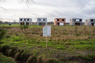 Aan Vogelsanck, een rustige en landelijk gelegen woonlocatie net buiten de dorpskern van Oostmalle biedt Danneels vier nieuwe bouwgronden te koop aan. <br /><br />Deze ruime villapercelen combineren een mooie straatbreedte met een aanzienlijke diepte, waardoor je hier volop kan genieten van een ruime, perfect zuidwest georiënteerde woning met ruime tuin. <br /><br />De percelen worden te koop aangeboden zonder bouwverplichting. Je kiest dus helemaal vrij met welke bouwpartner(s) je samenwerkt en wanneer je hier gaat bouwen.<br /><br />Hier woon je rustig in een landelijke omgeving maar zonder in te boeten aan bereikbaarheid. Je vindt alle nodige voorzieningen in de nabijheid en hebt een vlotte aansluiting naar de E19 en E34.