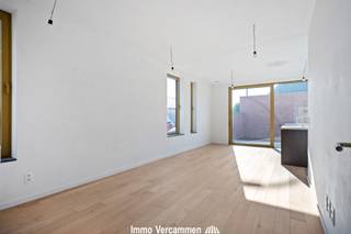<p><span>Stijlvol nieuwbouw duplexappartement met tuin en garage in hartje van het landelijke Duffel-West.</span></p><p><span> </span></p><p><span>Dit energiezuinig duplexappartement combineert ruimte en comfort met een topligging. Het appartement is in laatste fase van afwerking en wordt voorzien van uiterst kwalitatieve materialen. Energiezuinigheid is een absolute troef (E-peil 10), o.a. dankzij vloerverwarming via warmtepomp, zonnepanelen, etc. met een vrijstelling op de onroerende voorheffing tot gevolg (5 jaar).</span></p><p><span> </span></p><p><span>U geniet van een lichtrijke open leefruimte met volledig uitgeruste keuken en ruime berging, uitgevend op een gezellig zuidgericht stadstuintje met terras. Het terras is tevens bereikbaar via poortje achteraan. Op de verdieping bevinden zich twee volwaardige slaapkamers en een moderne badkamer met douche, badkamermeubel met dubbel lavabomeubel en een tweede toilet. Achteraan is er een zeer ruime garagebox, met plaats voor wagen en fietsen, verplicht bij aan te kopen aan 40.000 excl. btw.</span></p><p><span> </span></p><p><span>Het appartement geniet een absolute topligging pal in het dorpscentrum van Duffel-West, vlakbij winkels, wekelijkse markt, scholen, sport- en ontspanningsmogelijkheden. Een vlotte bereikbaarheid is gegarandeerd dankzij openbaar verover, nabij gelegen station, fietsostrade en belangrijke invalswegen centraal tussen Brussel - Antwerpen en Mechelen - Lier.</span></p><p><span> </span></p><p><span>6% BTW mogelijk.</span></p><p><span>Bezoek enkel na afspraak, vrijblijvende info op kantoor: 015/755 444 of info@immovercammen.be</span></p><p><span> </span></p>