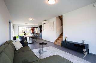 <p><span>Bijzonder energiezuinige nieuwbouwwoning te Wilsele.</span></p><p><span> </span></p><p><span>Deze gloednieuwe woning heeft  4 slaapkamers, een volledig uitgeruste keuken en badkamer. Deze biedt u niet alleen optimaal comfort maar ook een lage energiefactuur.</span></p><p><span>Daar er bijzonder veel rekening wordt gehouden met optimalisatie van het leefmilieu (verwarming, ventilatie, isolatie...) bekomt men een zeer streng E-peil </span></p><p><span>Ook de indeling van de woning is bijzonder praktisch. De gelijkvloerse verdieping is voorzien van een handige inkomhal met gastentoilet, grote leefruimte en open keuken met kookeiland (uitgerust met Miele toestellen). De berging biedt extra opbergruimte.</span></p><p><span> </span></p><p><span>De bovenverdieping is bereikbaar via een mooi afgewerkte eiken trap. Dankzij de 4 slaapkamers is er aan slaap-/hobby-/thuiswerkruimte geen gebrek!</span></p><p><span>Deze verdieping geniet ook van een apart toilet. De badkamer is volledig afgewerkt met een douche, ligbad en dubbele wastafel.</span></p><p><span> </span></p><p><span>Het dak is voorzien van zonnepanelen en de woning is voorzien van een thuis batterij. </span></p><p><span>Verwarming a.d.h.v. een lucht/lucht-warmtepomp. Warm water via een warmtepomp boiler.</span></p><p><span>Vooraan de woning is er parkeerplaats de wagen voorzien en er is een laadpaal aanwezig voor elektrische wagens. </span></p><p><span>Daarnaast is er uiteraard ook nog een waterput aanwezig.</span></p><p><span> </span></p><p><span>De woning is onmiddellijk beschikbaar voor korte duur huurovereenkomsten.</span></p><p><span>De tuin zal later dit jaar aangelegd worden. Deze is voorzien van een fijn terras en een mooi stuk tuin met grasplein dat makkelijk te onderhouden is. Er is reeds een tuinhuis voorzien.</span></p><p><span>Interesse in deze nieuwbouw woning? vraag uw bezoek aan via onze website!</span></p><p><span> </span></p>