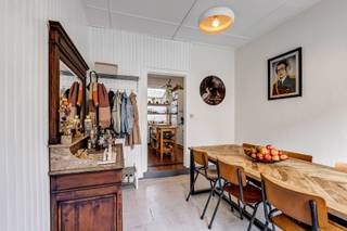 <p>Topo-Immo biedt u deze<strong> charmante starterswoning / interessante investering</strong>, gelegen<strong> in het centrum van het landelijke Onze-Lieve-Vrouw-Lombeek (Roosdaal).</strong></p><p></p><p>Het gelijkvloers omvat<strong> de leefruimte met aansluitend de recente keuken (vernieuwd in 2022)</strong>. Daarnaast is er ook<strong> een praktische bergkelder</strong> aanwezig. Achteraan bevinden zich <strong>de badkamer, een apart toilet en toegang tot een gezellig koertje</strong> waar het heerlijk vertoeven is.</p><p>Op de eerste verdieping vind je <strong>een ruime kamer</strong> die momenteel ingericht is als zithoek, samen met <strong>een praktische bureauruimte</strong>. De tweede verdieping doet dienst als <strong>sfeervolle slaapkamer</strong>.</p><p>Hoewel de woning compact is, voelt ze bijzonder gezellig aan en biedt ze alles wat je nodig hebt.</p><p>Bovendien is er<strong> een aparte garage inbegrepen</strong>, ideaal als extra bergruimte of voor het stallen van fietsen en materiaal.</p><p><strong>Kortom, een charmante woonst op een rustige, landelijke locatie!</strong></p><p><strong>EPC B - Elektriciteit conform</strong></p><p><strong>Stedenbouw en maatregelenregister in aanvraag.</strong></p>