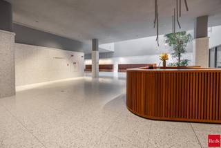 <p>Op de 13de verdieping van de <span><span>Antwerp Tower</span></span> bevindt zich dit uitzonderlijke hoekappartement met een adembenemend panoramisch uitzicht over de skyline van Antwerpen. Dankzij de zuidwestelijke oriëntatie geniet u hier de hele dag van een overvloed aan natuurlijk licht en ’s avonds van een prachtige avondzon, wat zorgt voor een unieke woonbeleving op hoog niveau.</p>
<p>Via de centraal gelegen inkomhal bereikt u alle ruimtes van het appartement. De lichtrijke leefruimte met open keuken vormt het kloppend hart van de woning en baadt in het licht dankzij de grote raampartijen. Hier vloeien comfort en elegantie moeiteloos samen, met een indrukwekkend zicht over de stad als dagelijks decor. De stijlvolle bulthaup-keuken, uitgerust met hoogwaardige ZUG-toestellen, combineert strak design met maximale functionaliteit en sluit perfect aan bij de leefruimte — ideaal voor wie houdt van koken en gezellig tafelen in een verfijnde setting.</p>
<p>Het appartement beschikt over 3 slaapkamers waarvan 1 slaapkamer momenteel dienstdoet als bibliotheek, elk met toegang tot het voorterras. De master bedroom is voorzien van een moderne ensuite badkamer met inloopdouche en toilet, wat zorgt voor extra privacy en comfort. Daarnaast is er een tweede, aparte badkamer, perfect voor bewoners en gasten.</p>
<p>Een absolute troef zijn de 2 terrassen met optimale oriëntatie. Zowel vanuit de leefruimte als vanuit de keuken heeft u toegang tot het tweede terras, zodat u op elk moment van de dag kan genieten van zon, rust en een weids uitzicht over de stad. Binnen en buiten lopen hier naadloos in elkaar over.</p>
<p>Verder beschikt het appartement over twee praktische bergruimtes in de woning en een extra bergruimte op de verdieping.<br />Een autostaanplaats en kelderberging zijn bij aan te kopen voor €60.000.<br /><br />Voor meer info of een afspraak contacteer Amparo, 0478 68 29 86 - amparo@reds.be</p>