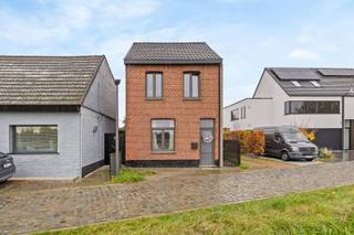 Op zoek naar een gezellige woning in een rustige buurt? Dan is deze woning in Berendrecht zeker iets voor jou!Je komt binnen via de inkomhal die...