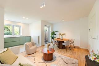 <p><span>Op de eerste verdieping van een kleinschalig gebouw ligt dit volledig gerenoveerde appartement waar rust, licht en verfijning mooi samenkomen. De afwerking is doordacht en warm, met natuurlijke materialen en zachte kleuraccenten die het interieur karakter geven. Een fijne woonplek voor wie houdt van comfort, maar ook oog heeft voor detail.<br /><br /></span></p><p><span>Licht, ruimte en een rustige flow</span></p><p><span>De inkomhal verbindt alle ruimtes en zet meteen de toon met een mooie houten parketvloer die doorloopt in het appartement. De leefruimte is open en uitnodigend, met voldoende plaats voor een zithoek en eethoek. Grote ramen zorgen voor een aangename lichtinval en versterken het open gevoel doorheen de ruimte.<br /><br /></span></p><p><span>Keuken met karakter</span></p><p><span>De open keuken sluit naadloos aan bij de leefruimte en vormt een echte blikvanger. De matte saliegroene kasten zorgen voor een zachte toets kleur en combineren mooi met het lichte werkblad en de strakke lijnen. Volledig uitgerust en praktisch ingericht, is dit een keuken die even mooi als functioneel is — ideaal voor dagelijks gebruik én gezellige momenten.<br /><br /></span></p><p><span>Twee slaapkamers en comfortabel sanitair</span></p><p><span>Het appartement beschikt over twee slaapkamers, beide afgewerkt met houten parket en rustig gelegen. De badkamer is strak en hedendaags ingericht met een ruime inloopdouche en dubbele lavabo. Daarnaast is er een apart toilet, wat het comfort alleen maar versterkt.<br /><br /></span></p><p><span>Buiten zitten in het groen</span></p><p><span>Aansluitend aan de leefruimte bevindt zich het terras, perfect georiënteerd op het zuidoosten. Een fijne plek om ’s ochtends van de zon te genieten of even tot rust te komen na een drukke dag, met zicht op het groen rondom.<br /><br /></span></p><p><span>Wonen tussen parken en stad</span></p><p><span>Je woont hier in een rustige, residentiële buurt, op wandelafstand van het Boekenbergpark, Boelaerpark en het Rivierenhof. Tegelijk zijn winkels, scholen en openbaar vervoer vlot bereikbaar en ben je snel in het centrum van Antwerpen of op belangrijke invalswegen.</span></p><p><span> </span></p>