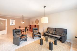 Ontdek dit prachtige gemeubelde appartement met een overvloed aan natuurlijk licht en een zonnig, rustgevend terras op het zuidwesten.<br />De ligging op een absolute toplocatie in de historische binnenstad van Leuven maakt dit tot een heerlijke woonplek. Winkels, recreatiemogelijkheden en de meest betoverende bezienswaardigheden van Leuven bevinden zich allemaal op loopafstand.<br />Gelegen op de derde verdieping, betreedt u het appartement via een royale inkomhal met vestiaire die u leidt naar de lichtrijke woonruimte, met een aparte, volledig uitgeruste keuken inclusief kookfornuis met dampkap, koelkast met vriesvak, vaatwasmachine, oven en microgolf.<br />Aan de rustige tuinzijde van het appartement bevinden zich drie slaapkamers, elk voorzien van automatische rolluiken. De woning beschikt tevens over een prachtige badkamer met inloopdouche, ligbad en twee wastafels, alsook een apart toilet. Voor extra comfort zijn een wasmachine en droogkast aanwezig.<br />Een optionele garagebox is beschikbaar voor € 125 per maand, waardoor u kunt genieten van veilige parkeergelegenheid.<br />Het appartement is beschikbaar vanaf 1 oktober 2026.<br />De huurprijs bedraagt 1.565 euro per maand, verder wordt er een maandelijkse provisie van 260 euro gevraagd voor de gemeenschappelijke kosten en het privatief waterverbruik, verwarming en elektriciteit. Het contract voor internet dienen de huurders zelf af te sluiten bij leveranciers naar keuze of over te nemen voor 50 euro per maand.<br />Mis deze gelegenheid niet! Plan vandaag nog een bezichtiging om dit prachtige appartement in Leuven te ontdekken!! info@covas.be // 016 40 60 20 // www.covas.be