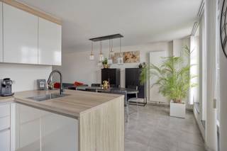 <p><strong>Laakdal: ruim appartement met 3 slaapkamers, 2 terrassen en autostaanplaats</strong></p>
<p>Dit instapklare duplexappartement is rustig en gunstig gelegen in Vorst, deelgemeente van Laakdal. U geniet hier van een <strong>vrij en groen uitzicht over de tuin van de historische, beschermde pastorie van Groot-Vorst</strong>. Het centrum, openbaar vervoer en belangrijke verbindingswegen zijn vlot bereikbaar. De autostrade ligt op enkele minuten rijden en het treinstation op ca. 15 minuten.</p>
<p>Het appartement bevindt zich in een verzorgd gebouw uit 2014 en beschikt over <strong>134 m² woonoppervlakte</strong>. Het <strong>EPC-label A (93kWh/(m²jaar)</strong>, de twee ruime terrassen, en privatieve autostaanplaats zorgen voor extra comfort.</p>
<p><strong>Indeling:</strong></p>
<ul><li><strong>Tweede verdieping:</strong> inkomhal, gastentoilet, lichtrijke leefruimte met open keuken, wasplaats/berging en twee ruime terrassen.</li><li><strong>Derde verdieping:</strong> nachthal, drie slaapkamers en badkamer met ligbad.</li><li><strong>Zolder:</strong> opbergruimte.</li><li><strong>Buiten:</strong> autostaanplaats.</li></ul>
<p><strong>Troeven:</strong></p>
<ul><li>Twee ruime terrassen met groen uitzicht</li><li>EPC-label A &amp; elektriciteit conform</li><li>Lift &amp; privatieve autostaanplaats</li></ul>
<p><strong>Ontdek het comfort en de rustige ligging van dit instapklare appartement en plan vandaag nog uw bezoek!</strong></p>