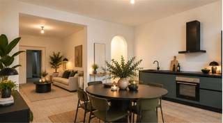 <p><b>Bienvenue dans cet appartement magnifiquement rénové au cœur d'Anvers</b>, une maison idéale pour ceux qui recherchent un confort moderne et un style de vie élégant. Cet appartement spacieux et lumineux offre une combinaison parfaite de design contemporain et d'agencement fonctionnel.</p><p><b>Cuisine :</b> La cuisine moderne est équipée d'appareils électroménagers de haute qualité, y compris un four encastré et une hotte élégante. Les armoires vert foncé offrent un contraste élégant avec les murs clairs, tandis que l'agencement pratique garantit un espace de travail optimal.</p><p><b>Espace de vie :</b> Les espaces de vie ouverts sont chaleureux et baignés de lumière naturelle, avec de beaux parquets en bois dans tout l'appartement. L'architecture ludique avec des ouvertures aux formes élégantes crée un flux spatial agréable.</p><p><b>Chambres à coucher :</b> l'appartement comprend plusieurs chambres à coucher avec beaucoup de lumière naturelle et un espace de rangement adéquat. Chaque chambre est conçue dans un souci de confort et de fonctionnalité.</p><p><b>Salle de bains :</b> Une salle de bains moderne équipée de carreaux noirs élégants, d'un lavabo sur pied et d'une douche spacieuse à l'italienne avec une cloison en verre complète les installations.</p><p><b>Espace extérieur :</b> Un balcon privé offre un espace de vie supplémentaire, de l'air frais et des vues sur le quartier.</p><p><b>Situation :</b> Situé dans un quartier attrayant d'Anvers avec un accès facile aux magasins, aux restaurants et aux liaisons de transport. Cet appartement est idéal pour ceux qui veulent profiter de la vie urbaine moderne.</p>