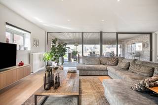 <span><span>In de Maltastraat te Ieper vindt u deze bijzonder stijlvolle en instapklare woning daterend van<strong> 2014</strong>,<strong> </strong>waar kwaliteit, ruimte en klasse centraal staan. Met een indrukwekkende <strong>bewoonbare oppervlakte van 211 m²</strong> biedt deze eigendom alles wat <strong>modern en comfortabel</strong> wonen vandaag verlangt.<br />Vanaf het eerste moment voelt u dat deze woning met zorg en oog voor detail werd afgewerkt. De inkomhal leidt u naar een ruime en lichtrijke leefruimte waar wonen en tafelen harmonieus samenvloeien. De open keuken, afgewerkt met kwalitatieve materialen, vormt het hart van de woning en is de ideale plek voor wie houdt van koken en gezellig samenzijn.<br /><br />Praktisch comfort werd eveneens voorzien met een handige berg- en wasruimte.<br /><br />De woning beschikt over <strong>drie volwaardige slaapkamers</strong>, waaronder een <strong>master bedroom met aparte dressing</strong>. Daarnaast is er een stijlvolle badkamer die perfect aansluit bij het hedendaagse karakter van de woning. De extra kamers bieden tal van mogelijkheden: kinderkamer, bureau of hobbyruimte.<br /><br />Ook buiten wordt u aangenaam verrast. Het ruime en zonnige terras vormt een verlengstuk van de leefruimte en is de perfecte plek om te ontspannen of gasten te ontvangen.<br /><br />Een bijkomende troef is de privatieve parkeerplaats op het gelijkvloers, aangevuld met een praktische berging voor fietsen of extra opslag.<br />Deze woning blinkt bovendien uit in <strong>energiezuinigheid</strong>, wat resulteert in lage energiekosten en een aangenaam woonklimaat doorheen alle seizoenen.<br /><br />Dankzij de centrale ligging woont u hier op wandelafstand van het centrum van Ieper, met winkels, horeca, scholen en voorzieningen binnen handbereik.<br /><br /><u><strong>Troeven in een oogopslag</strong></u>:</span></span>
<ul>
<li><span><span>Parel van een woning met hoogwaardige afwerking;</span></span></li>
<li><span><span><strong>211 m² bewoonbare oppervlakte</strong>;</span></span></li>
<li><span><span><strong>3 slaapkamers waaronder master met dressing</strong>;</span></span></li>
<li><span><span>zeer ruim en zonnig terras;</span></span></li>
<li><span><span><strong>privatieve parkeerplaats </strong>met berging;</span></span></li>
<li><span><span>energiezuinig;</span></span></li>
<li><span><span><strong>topligging</strong> nabij het centrum van Ieper;</span></span></li>
<li><span><span>laag KI:<strong> €826.</strong></span></span></li>
</ul>
<span><span>Laat u verrassen door de ruimte, afwerking en klasse van deze unieke woning en ontdek zelf waarom dit pand terecht een parel op de vastgoedmarkt genoemd mag worden.<br /><br />Maak nu uw afspraak op het nummer 051/50 11 51 of mail naar info@diksimmo.be en ontdek dit uniek pand te Ieper.</span></span>