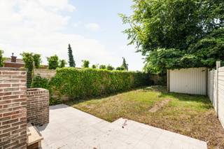 Bent u op zoek naar een woning die u volledig naar uw eigen smaak kunt afwerken? Dan is deze halfopen bebouwing in het rustige Haasdonk misschien wel uw ideale project.<br /><br />Deze karaktervolle woning biedt verrassend veel ruimte dankzij de verschillende tussenverdiepen, wat zorgt voor een speelse en unieke indeling. De lichtrijke leefruimte geniet van veel natuurlijke lichtinval en vormt het hart van de woning.<br /><br />De oude keuken werd reeds verwijderd, waardoor alle voorbereidingen getroffen zijn om een volledig nieuwe keuken te installeren, volledig volgens uw eigen wensen en stijl.<br /><br />Verder beschikt de woning over:<br /><br />- 4 volwaardige slaapkamers<br />- 1 badkamer<br />- een volledig onderkelderd niveau met tal van mogelijkheden voor opslag, hobbyruimte of werkplaats<br />- een inpandige garage<br />- een aangenaam terras en een tuin met een prachtig, landelijk uitzicht<br /><br />De woning biedt een uitstekende basis voor wie op zoek is naar een ruime gezinswoning met enorm veel potentieel.<br /><br />Een unieke kans voor handige doe-het-zelvers, investeerders of gezinnen die hun droomwoning willen creëren.<br /><br />Interesse? Contacteer ons voor meer informatie of een bezoek.<br />www.woonvast.be<br />manon@woonvast.be<br />0493 72 43 21