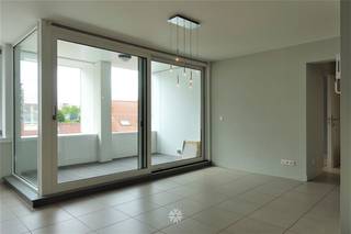 <p><span>GENT - Kortrijksesteenweg: Op zoek naar een</span><span> stijlvol appartement met autostaanplaats te huur aan station Gent? </span><span>Dan is dit pand mogelijk iets voor u.</span></p><p><span> </span></p><p><span>De belangrijkste troeven in een notendop: </span></p><ul><li><span>Mooi gebruik van materialen</span></li><li><span>Inclusief ondergrondse parkeerplaats en fietsenstalling</span></li><li><span>Gezellig inpandig terras in connectie met de keuken en leefruimte</span></li><li><span>Gelegen op 200m van Station Gent-Sint-Pieters</span></li><li><span>Vlotte verbinding naar de stadscentrum met het openbaar vervoer of per fiets</span></li></ul><p><span> </span></p><p><span>Indeling:</span></p><p><span>Het appartement bevindt zich op de vierde verdieping van het gebouw, met dubbele lift. Omvat: Inkomhal met vestiaire kasten en apart toilet, leefruimte met blokjesparket, open eetruimte met ingerichte keuken (kookvuur, dampkap, oven, koelkast met vriesvak, vaatwasmachine) en praktische ruime berging (aansluiting wasmachine). De hal biedt toegang tot 2 slaapkamers (waarvan 1 met ingemaakte kasten) en badkamer (met bad, douche en dubbel wasmeubel). Verlichting en deel gordijnen is voorzien. </span></p><p><span>Inclusief ondergrondse parkeerplaats en fietsenstalling</span></p><p><span> </span></p><p><span>Huurprijs: € 1.175 + € 150 gemeenschappelijk kosten (inclusief eigen verwarming). Elektriciteit en water afzonderlijk af te rekenen. </span></p><p><span>Beschikbaar vanaf 01/06/2026. Domicilie verplicht.</span></p><p><span> </span></p><p><span>Neem contact op met ons kantoor Axel Lenaerts makelaars via onze website.</span></p>