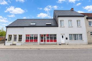 Woon- en handelspand met verhuurd appartement, grote tuin en EPC C in centrum BooischotUniek woon- en handelspand op een perceel van 885 m² in het hart van Booischot. De woning omvat 3 slaapkamers, een ruime en volledig uitgeruste keuken, gezellige leef- en eetruimte, badkamer, apart toilet, wasplaats en berging met ingemaakte kasten. Daarnaast biedt de zolder nog 32 m² uitbreidingsmogelijkheden.Het handelsgedeelte van 77 m² is momenteel opgedeeld in twee ruimtes van 50 m² en 27 m². Boven de handelsruimte bevindt zich een vergund appartement van 87 m² met 1 slaapkamer, momenteel verhuurd en dus goed voor een onmiddellijke huuropbrengst.De prachtige tuin en het ruime perceel vormen een extra troef. Dankzij de combinatie van wonen, werken en investeren is dit pand ideaal voor zelfstandigen, vrije beroepen en investeerders.EPC-label C | Perceel 885 m² | Woning + handelsruimte + vergund verhuurd appartement | Topligging in centrum Booischot.