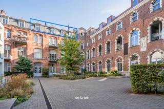 Waar historie en hedendaags wooncomfort elkaar ontmoeten.<br />In het hart van de Gentse binnenstad, op de bijzondere site van het voormalige Sint-Amanduscollege, bevindt zich dit stijlvol en verzorgd appartement. De historische omgeving werd met respect voor het verleden herontwikkeld tot een exclusief woonproject waar rust, comfort en een uitzonderlijke centrumligging perfect samengaan.<br /><br />Het appartement bevindt zich op de derde verdieping en is comfortabel bereikbaar met de lift.<br />Via de inkomhal met vestiaire en afzonderlijk gastentoilet komt u binnen in de gezellige leefruimte. De combinatie van de warme parketvloer, de eet- en zithoek en de kwalitatieve afwerking zorgt meteen voor een aangename sfeer.<br />De volledig ingerichte keuken is voorzien van Miele-toestellen, waaronder een keramische kookplaat, combi-oven, vaatwasser en koelkast. Ook een gecombineerde wasmachine/droogkast is aanwezig.<br />De slaapkamer sluit aan op een moderne badkamer met inloopdouche en wastafel. Dankzij de verschillende ingemaakte kasten is er bovendien bijzonder veel praktische opbergruimte.<br /><br />Een absolute troef in het centrum van Gent is de privatieve ondergrondse parkeerplaats. Aan te kopen voor 50.000 euro. De parkeergarage is bereikbaar via een autolift, waardoor u midden in de stad beschikt over uw eigen veilige parkeerplaats. Ook voor de fiets is een geregistreerde fietsenstaanplaats voorzien.<br />Bewoners kunnen bovendien genieten van de prachtige gemeenschappelijke binnentuin: een rustige, groene plek waar u even aan de drukte van de stad ontsnapt.<br />De ligging is zonder meer uitstekend. Winkels, horeca, scholen en openbaar vervoer bevinden zich in de onmiddellijke omgeving, terwijl het historische centrum, de Korenmarkt, Veldstraat en tal van andere Gentse trekpleisters eenvoudig te voet bereikbaar zijn.<br />EPC 139 kWh/m² jaar – label B, Elektriciteit conform, Geen asbest, Syndickosten ca. € 115/maand, Momenteel verhuurd aan € 950/maand.<br />Meer info en bezichtiging Lieve 0468/20.30.59 of LS@entree.be