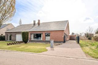 Gezinswoning in Kuringen met 3 slaapkamers en losstaande garage op een Zuid-West georiënteerd perceel van 7a02ca. Gelegen in een residentiële, kindvriendelijke omgeving, nabij het centrum van Hasselt. Treinstation Kiewit op slechts 3 min. CORDA Campus, scholen, supermarkten, tankstations enz. in de onmiddellijke omgeving. Ruime parkeergelegenheid aan de woning. Bewoonbare oppervlakte: ong. 251 m² + ruime garage (cfr. EPC-attest d.d. 20/01/2026). EPC Label D - Geen renovatieverplichting. <br /><br />INDELING: <br />GELIJKVLOERS: Inkomhal met apart toilet en toegang tot de leefruimte en geïnstalleerde keuken; Nachthal; 3 volwaardige slaapkamers; Badkamer met douche en dubbele wastafel; Ruime, lichtrijke veranda met zicht op de tuin.<br />TUIN: Oprit met poort; Ruime, onderhoudsvriendelijke tuin; Losstaande garage met sectionale poort. <br />Zolder en kruipkelder aanwezig. <br /><br />Renovatiewerken;<br />- Dak werd in 2016 volledig vernieuwd en geïsoleerd.<br />- Isolatie in de spouwmuren.<br /><br />Deels enkel, deels dubbele beglazing, metalen profielen.<br />CV op mazout. <br />EPC Label D - Geen renovatieverplichting. <br />Asbestveilig.<br />Bestuursmaatregelen in het maatregelenregister: nee<br /><br />Meer info? Contacteer ons op 011/22.19.17 of kijk op www.limburgsvastgoed.be