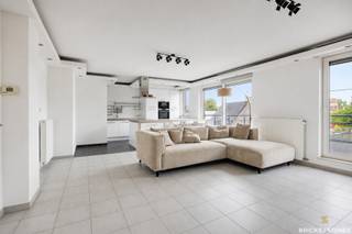 Located on Van Praetlei in Merksem, this well-maintained apartment occupies the top floor of the building. Its excellent location, within walking distance of the lively Bredabaan, offers easy access to a wide range of shops, restaurants, public transport and everyday amenities.<br /><br />The entrance hall with cloakroom leads into the spacious living area, where a gas fireplace creates a warm and inviting atmosphere. Adjacent is the fully fitted kitchen, equipped with all necessary appliances. The kitchen provides direct access to the pleasant rooftop terrace.<br /><br />The apartment offers two full-sized bedrooms. The master bedroom features an en-suite bathroom with a double washbasin, shower and bathtub. In addition, there is a separate laundry room with connections for a washing machine and dryer. A separate toilet completes the apartment.<br /><br />A comfortable apartment offering a practical layout, quality finishes and a pleasant terrace in a convenient location in Merksem.<br /><br />Suitable for a maximum of 3 occupants and available immediately.