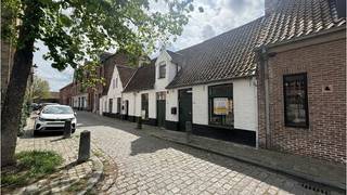 <strong>Charmante en karaktervolle</strong> <strong>stadswoning </strong>( samenvoeging van 2 godshuisjes nr. 22 en 24 ) met <strong>ruim TERRAS</strong> op een interessante ligging in het centrum van Brugge, vlakbij de Langestraat en alle modaliteiten die de Brugse binnenstad te bieden heeft ( Cultuur, shopping en gastronomie ). Beleef een unieke Brugse woonervaring in een uniek pand met authentieke stijlelementen! <br />+ Uitstekende mobiscore 9,1 op 10!<br /><br />Omvat een inkom, living, keuken, 2 slaapkamers, badkamer met douche, een ruim terras met 2 buitenbergingen.<br />#leukwonen #brugge<br /><br />Beschikbaar Onmiddellijk vrij !