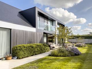 <p>Deze prachtige villa is voorzien van een riante inkomhall ingebouwde vestiaire, ruime en lichtrijke woonkamer met een gashaard, ingebouwde wijnkamer, aparte polyvalente ruimte, en een open luxe afgewerkte keuken, Lacanche fornuis, natuursteen, inloop koelkast, vacuummachine,... De woning beschikt beneden over een ruime slaapkamer met ensuite douchkamer. Is apart bereikbaar van buiten, dus kan ook dienst doen als praktijkruimte. De villa heeft ene fietsengarage en een parking voor ruim 3 wagens met een afgesloten poort. Op de eerste verdieping bevinden zich 2 ruime slaapkamers telkens met elk hun eigen douchekamer en een schitterende master bedroom met inbouwkasten en een ensuite badkamer. Op de overloop werd een ingebouwde bureelruimte voorzien. Er is nog een zolder aanwezig. Rondom de woning kan je genieten van een zonnige en mooie aangelegde tuin met terras en een verwarmd zwembad. De woning werd afgewerkt met hoog kwalitatieve materialen en is onder andere voorzien van domotica, zonnepanelen en een thuisbatterij. Een uniek pand voor wie van kwaliteit en luxe houdt.</p>