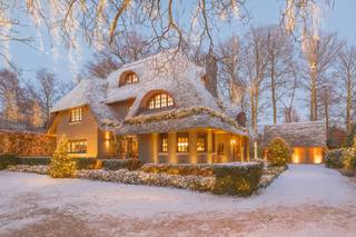 Uiterst charmante en unieke villa met verschillende bijgebouwen, 4 slaapkamers en 2 badkamers. <br /><br />Unieke Woning met Rietendak!<br />Droomt u van een karaktervolle woning boordevol charme en elegantie? Deze prachtige woning in Brasschaat, met zijn authentieke rietendak, biedt u de perfecte combinatie van luxe, comfort en een<br />- *<strong>Rietendak</strong>*: Dit traditionele dak geeft de woning niet alleen een bijzondere esthetische waarde, maar zorgt ook voor uitstekende isolatie.<br /><br />- *<strong>Ruime Indeling</strong>*: De woning beschikt over meerdere slaapkamers en badkamers, ideaal voor grote gezinnen of om gasten te verwelkomen.<br /><br />- *Moderne Voorzieningen*: Het interieur is smaakvol gerenoveerd met hoogwaardige materialen en moderne apparatuur, terwijl de charme van het oorspronkelijke ontwerp behouden is gebleven.<br /><br /><strong>- *Grote Tuin</strong>*: De woning ligt op een ruim perceel met een prachtig aangelegde tuin, perfect voor ontspanning en buitenactiviteiten.<br /><br />- *Uitstekende Locatie*: Gelegen aan een levendige baan in Brasschaat, biedt deze woning gemakkelijke toegang tot winkels, scholen en openbaar vervoer. U bent nooit ver van de bruisende activiteiten van de stad.<br /><br />- *<strong>Veiligheid en Privacy</strong>*: Ondanks de centrale ligging biedt de woning voldoende privacy en is het voorzien van moderne beveiligingssystemen.<br /><br />Mis deze kans niet om te investeren in een woning die uniek is in zijn soort. Neem vandaag nog contact op voor meer informatie of om een bezichtiging te plannen. Uw droomhuis in Brasschaat wacht op u!<br /><br />De woning is voorzien van houten shutters, BOSE surround systeem, LED verlichting<br /><strong>Prachtig aangelegde tuin</strong> voorzien van vele troeven: <br />- LED- buitenverlichting te bedienen vanuit APP met verschillende kleuren<br />- BOSE muziek boxen te bedienen vanuit APP<br />- Jacuzzi<br />- Verschillende eiken bijgebouwen<br />- 8- tal staanplaatsen vooraan <br />- Garage<br />Grond oppervlakte: 1.914m²<br /><strong>MOBISCORE 9</strong><br /><br /><br />