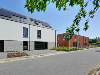 Energieneutrale (E-peil = - 8!) nieuwbouwwoning op een perceel van 324 m² is gelegen in een nieuwe straat zonder doorgaand verkeer. Deze halfopen bebouwing op lot 8 beschikt over een ruime woonkamer met ingerichte eilandkeuken en zicht op de omheinde tuin. Er is een inpandige garage met automatische sectionaalpoort en en aparte wasplaats. Op de bovenverdieping zijn 3 volwaardige slaapkamers met ruime badkamer met bad én douche, apart toilet en berging. Vaste trap naar een grote zolderkamer welke kan ingericht worden naar een 4de of zelfs 5de slpk en zelfs extra badkamer. De chape en veluxen zijn reeds mee voorzien in de prijs.<br /><br />De interieurafwerking van je huis gebeurt volledig volgens je persoonlijke wensen. Reken hiervoor op begeleiding en expertise van ons interieurteam en partners. Bespaar fors op je energiefactuur, dankzij het doorgedreven isolatiepakket, warmtepomp met vloerverwarming (+ koeling) , ventilatiesysteem D en uitgebreid pakket zonnepanelen (7290 wp!). Samen met de regenwaterput van 10.000L voldoet deze woning dus aan alle normen voor de toekomst! <br />Werken zijn gestart.<br /><br />De prijs is excl. btw en kosten. Bij Durabrik ben je zeker van een vaste prijs.<br />Download de brochure op https://durabrik.immo/evergem<br /><br />Heb je vragen? Contacteer ons dan via 09/280 60 60 of via info@durabrik.be<br /><br />*Afbeeldingen en oppervlaktes zijn indicatief. Voortuin lot 8 is AI gegenereerd.