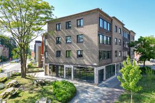 Deze handelsruimte van ca. 107 m² is gelegen op het gelijkvloers, op de hoek van residentie Steenakker aan de Zwijnaardsesteenweg in Gent. Het pand bestaat uit één grote open ruimte en biedt dankzij zijn casco-staat de mogelijkheid om volledig naar eigen behoeften ingericht te worden. Dankzij de grote raampartijen geniet de ruimte van overvloedig daglicht en een sterke visuele aanwezigheid in het straatbeeld.<br /><br />De ligging is een van de sterke troeven van dit pand. De Zwijnaardsesteenweg is een belangrijke verbindingsas in Gent en kent een constante stroom van verkeer en passage. In de directe omgeving bevinden zich tal van voorzieningen, diensten en instituten, wat de aantrekkelijkheid en dynamiek van deze locatie versterkt. Bovendien is de bereikbaarheid uitstekend: zowel met de wagen als met het openbaar vervoer, met een vlotte aansluiting op de R4, E17 en E40.<br /><br />Dit handelspand vormt een aantrekkelijke opportuniteit voor wie op zoek is naar een strategisch gelegen commerciële ruimte die vrij kan worden ingericht. <br /><br />Twee autostaanplaatsen inbegrepen in de huurprijs. <br />Provisie gemeenschappelijke delen: €25/maand. <br /><br />Beschikbaar vanaf 1 juli 2025. <br /><br />Benieuwd naar deze handelsruimte in Gent? <br />Maak zeker een afspraak via hanna@landbergh.be of 09 225 25 24 <br /><br />www.landbergh.be