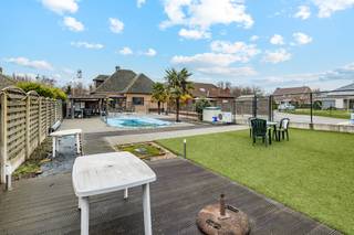 In een rustige en aangename straat in Erembodegem bevindt zich deze charmante villa op een mooi perceel van 942 m². De woning, gebouwd in 1979,...