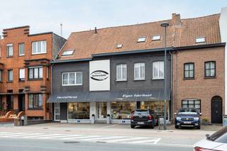 <p><strong>Te koop: unieke handelszaak met woonst, showroom, atelier en appartement te koop in Harelbeke.</strong><br /><br /> </p>
<p>Ontdek deze bijzondere eigendom met een rijke geschiedenis: oorspronkelijk een <strong>meubelzaak met ambachtelijk atelier</strong>, waar vakmanschap en passie samenkwamen. De ruime showroom en het atelier bieden vandaag <strong>uitstekende mogelijkheden</strong> voor een nieuw concept, winkel of creatieve invulling.<br /> </p>
<p>Achteraan vind je een <strong>ruime woning met zonnig terras en tuin</strong>, een plek waar <strong>wonen en werken</strong> perfect gecombineerd kunnen worden. Daarnaast beschikt het pand over een <strong>aparte woonunit/appartement</strong>, ideaal als <strong>investeringsvastgoed</strong> of om extra woonruimte te creëren.</p>
<p><br />Kortom: een <strong>karaktervolle eigendom met tal van mogelijkheden</strong>. De ligging en het volume maken dit tot een unieke opportuniteit voor ondernemers en investeerders met visie.</p>
<p><br /><strong>Contacteer vandaag nog Jérôme voor meer info of een bezoek - 0472/61.10.10.</strong></p>
