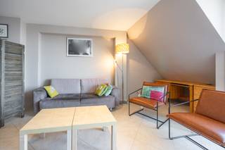 <strong>Waarom is deze duplex zo aantrekkelijk?</strong>
<ul>
	<li>Topligging: op slechts enkele minuten wandelen van het strand én het centrum van Middelkerke, maar toch rustig gelegen. Ideaal als vaste woonst of als tweede verblijf.</li>
	<li>Ruime indeling: 122 m² woonoppervlakte verdeeld over twee niveaus, met drie volwaardige slaapkamers en een bijzonder ruime leefruimte.</li>
	<li>Recente residentie: het gebouw dateert van 2005 en het appartement bevindt zich nog in zeer goede staat.</li>
</ul>
<strong>Indeling:</strong><br /><br /><u>Benedenverdieping:</u><br />Ruime leefruimte met zithoek en eetplaats, aansluitend terras, open en volledig uitgeruste keuken met veel lichtinval, praktische berging met aansluiting voor wasmachine, apart toilet en trap naar de bovenverdieping.<br /><br /><u>Bovenverdieping:</u><br />Drie zeer ruime slaapkamers, apart toilet en een badkamer met ligbad en dubbele lavabo.<br /><br />Interesse om deze opportuniteit zelf te ontdekken?<br />Neem vandaag nog contact met ons op voor een bezoek.