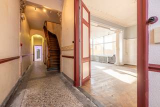 Dans le centre animé d'Eeklo, vous trouverez cette exceptionnelle maison de ville à rénover, pleine de caractère et de charme. Avec pas moins de...