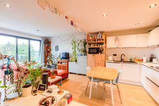 Schrijf u in voor het bezoekmoment via de website Makelaarshuys<br />Dit vernieuwd en instapklaar appartement van 80m² is gelegen in een kleine residentie met 5 appartementen. Dit appartement is voorzien van een ruime living met een open keuken die voorzien is van alle toestellen. Vanuit de livingruimte kunnen we makkelijk het terras bereiken. Er is tevens een grote gemeenschappelijke tuin. Het appartement is verder voorzien van 2 slaapkamers en een mooie badkamer met lavabo en inloopdouche. het toilet is afzonderlijk. Graag tot binnenkort.