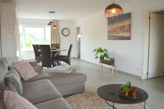 Instapklaar appartement vlakbij belangrijke invalswegen en op fietsafstand van het centrum van Kortrijk en Heule.U geniet van alle moderne comfort en...