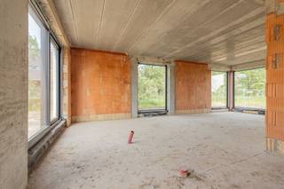 <h3><span>WELKOM OP ONZE OPENDEUR 0P ZATERDAG 20 JUNI VAN 10u TOT 14u</span></h3><h3><span>Jouw nieuwe thuis in Hof ter Heiken</span></h3><p><span>Deze woning maakt deel uit van </span><span>Hof ter Heiken</span><span>, een kleinschalig en duurzaam woonproject waar energiezuinig wonen, hedendaags comfort en een groene leefomgeving centraal staan. Dankzij de doordachte architectuur en kwalitatieve afwerking geniet je hier van een woning die volledig is afgestemd op het moderne gezinsleven.</span></p><p><span>Troeven van deze woning:</span></p><ul><li><span> Type: halfopen bebouwing</span></li><li><span> Doordachte indeling met ruime en lichtrijke leefruimtes</span></li><li><span> 3 volwaardige slaapkamers </span></li><li><span> ruime zolder (64,6m²), creatie extra kamers mogelijk</span></li><li><span> Private tuin met terras en fietsenberging</span></li><li><span> inpandige garage en oprit</span></li><li><span> Energiezuinig dankzij geothermie en 4 zonnepanelen</span></li><li><span> Gebouwd volgens de nieuwste energienormen voor een lage energiefactuur</span></li><li><span> Vandaag nog de mogelijkheid om de afwerkingsmaterialen naar eigen smaak te kiezen</span></li><li><span> De woning bevindt zich in een vergevorderd bouwstadium, waardoor een snelle oplevering mogelijk is</span></li><li><span> Beslis vandaag en geniet binnenkort van een instapklare nieuwbouwwoning, zonder jarenlang te moeten wachten</span></li></ul><p><span> </span></p><p><span>Ontdek hieronder de specifieke indeling, oppervlaktes en kenmerken van deze woning en laat je verrassen door de unieke combinatie van duurzaam wonen, hedendaags comfort en een uitzonderlijke ligging in het groen.</span></p><p><span> </span></p>
