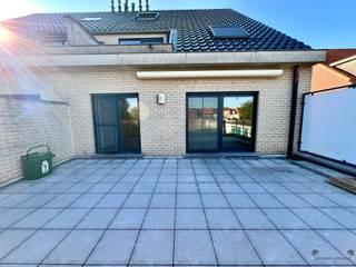 <p><span>Lichtrijk appartement in hartje Hamme</span></p><p><span> </span></p><p><span>Dit mooie appartement met zonnig terras (35m²) ligt op wandelafstand van de handelszaken en openbaar vervoer. </span></p><p><span>Het maakt deel uit van een kleinschalige residentie van 4 appartementen en is bereikbaar via trap of lift.</span></p><p><span> </span></p><p><span>De ruime inkomhal met extra gastentoilet geeft toegang tot de gezellige &amp; ruime leefruimte. De keuken is volledig geïnstalleerd en omvat een gasvuur, dampkap, koelkast en vaatwasmachine.</span></p><p><span>Tegenover de keuken is er een praktische berging/wasruimte.</span></p><p><span>De badkamer is voorzien van alle comfort: douche, enkele wastafel en toilet.</span></p><p><span>Verder beschikt het appartement over 2 slaapkamers. Van hieruit heeft u toegang tot het zongeöriënteerde terras.</span></p><p><span> </span></p><p><span>Een extra troef is de bovengrondse staanplaats vooraan het gebouw alsook een dubbele ondergrondse staanplaats (40m²). Bovendien is er nog een bijhorende kelderberging.</span></p><p><span> </span></p><p><span>Algemene kosten bedragen € 50/maand.</span></p><p><span> </span></p><p><span>Wenst u graag een afspraak?</span></p><p><span>Bezorg ons uw mailadres en wij nemen contact op!</span></p>