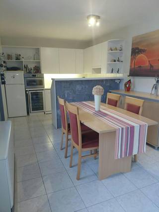 Bent u op zoek naar een comfortabel en instapklaar tweedeverblijf met een vleugje luxe aan de Belgische kust? Deze uitzonderlijke bungalow in het rustige en groene domein De Grote Zeemeeuwen in Koksijde biedt u een unieke kans. Waar de meeste huisjes op dit park compact zijn, geniet u hier van een zee aan ruimte, een moderne bouwstructuur uit 2003 én uw eigen wellnesshoek in de tuin.<br />Bovendien is de woning uitgerust met maar liefst 23 zonnepanelen, wat uniek is voor dit domein!<br />Waarom deze bungalow zich onderscheidt:<br />- Bewoonbare oppervlakte van 71 m² en een lichtrijke veranda van 16 m²<br />- 23 Zonnepanelen<br />- 2 volwaardige slaapkamers<br />- Pure ontspanning met eigen jacuzzi: In de privacy van uw eigen tuin geniet u het hele jaar door van de jacuzzi<br />- Recent bouwjaar (2003)<br />- Privé parking: Uw auto staat altijd veilig geparkeerd op uw staanplaats vlakbij de woning<br /><br />Indeling:<br />De woning beschikt over een gezellige leefruimte die naadloos overloopt in de grote veranda. Deze veranda fungeert als een prachtige verlenging van de living, waar het van het vroege voorjaar tot het late najaar heerlijk vertoeven is met zicht op de tuin.<br />Verder vindt u er een ingerichte keuken, een badkamer en twee comfortabele slaapkamers. Dankzij het recente bouwjaar is de basisisolatie van de vloeren, muren en het dak al zeer degelijk aanwezig.<br />Opmerking m.b.t. de renovatieverplichting: De woning beschikt momenteel over een EPC-label F.<br />Omdat de isolatiebasis uit 2003 echter al erg goed is en de woning reeds over 23 zonnepanelen beschikt, kan het label met een eenvoudige ingreep (zoals het plaatsen van een energiezuinige lucht-lucht warmtepomp die in de zomer tevens als airco dient) snel en efficiënt worden opgewaardeerd naar een gunstig label om aan de Vlaamse verplichtingen te voldoen.<br /><br />Ligging:<br />Gelegen in het rustige, vogelrijke vakantiedomein De Grote Zeemeeuwen. Een ideale uitvalsbasis voor fiets- en wandeltochten, op korte afstand van het strand en het bruisende centrum van Koksijde.<br /><br />De algemene voorwaarden van Dewaele DIY kunt u steeds raadplegen via dewaele.com.<br /><br />Dit pand is onderworpen aan de renovatieverplichting van de Vlaamse overheid voor residentiële gebouwen (behoudens bij sloop binnen 5 jaar na de aankoop). Consulteer voor meer informatie de website van het Vlaams Energie- en Klimaatagentschap via https://www.vlaanderen.be/een-woning-kopen/renovatieverplichting-voor-residentiele-gebouwen<br /><br />Bestuursmaatregelen in het maatregelenregister: nee