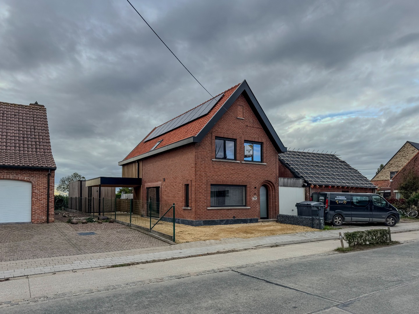Volledig gerenoveerde woning met 3 slaapkamers, carport en tuin. - foto 1