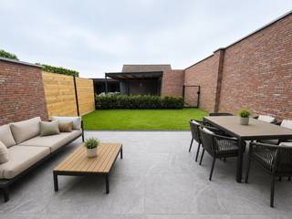 <p>Gelijkvloers nieuwbouw-appartement gelegen te Wakken vlakbij diverse winkels (slager, bakker, …), openbaar vervoer, centrum Wakken en steden zoals Waregem, Tielt, …</p>
<p>Het appartement is gelegen op wandelafstand van het Provinciedomein “Baliekouter” met verschillende wandelroutes, …</p>
<p>Daarnaast is er een vlotte verbinding naar autosnelwegen richting GENT-KORTRIJK-ROESELARE-BRUGGE.</p>
<p>Er werd gebruik gemaakt van kwaliteitsvolle materialen + stijlvolle inrichting.</p>
<p>Indeling:</p>
<ul>
<li>Lichtrijke leefruimte met open, ingerichte keuken</li>
<li>Apart toilet</li>
<li>Aparte berging/wasruimte</li>
<li>Badkamer uitgerust met badkamermeubel &amp; douche</li>
<li>Ruime slaapkamer</li>
<li>Bureau/dressing</li>
<li>Zonnig terras met tuingedeelte</li>
</ul>
<p>Algemene info:</p>
<ul>
<li>E-peil: < 30</li>
<li>Oppervlakte appartement: +/- 76 m²</li>
<li>appartement werd volledig geschilderd + voorzien van lichtarmaturen</li>
<li>bepaalde beelden zijn digitaal geoptimaliseerd/virtueel ingericht, elementen kunnen licht afwijken van de realiteit. Voor een correcte weergave verwijzen wij naar een plaatsbezoek.</li>
</ul>
<ul>
<li><u>maandelijkse provisie gemeenschappelijke lasten: € 60</u></li>
<li>maandelijkse huurprijs carport + afzonderlijke berging: € 85</li>
<li>vrij vanaf 01/08/2026</li>
</ul>
<p>Indien u bijkomende info of een bezoek wenst, contacteer IMMO-DEAL BV op 0486 72 70 73</p>