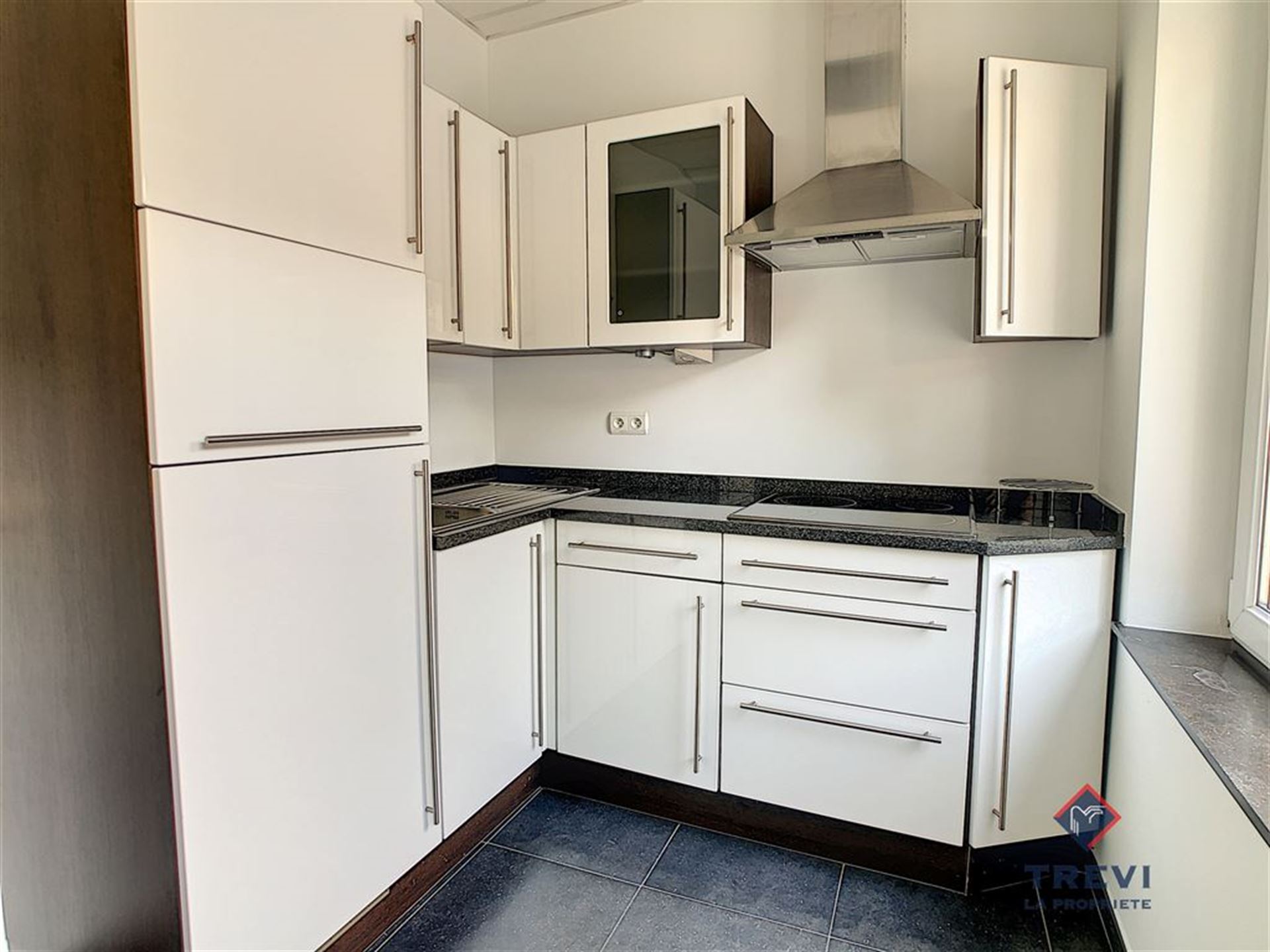 Bureaux au rez de chaussée, avec cave et garage - photo 5