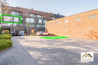 Dit hedendaags en lichtrijk appartement vinden we terug op de tweede verdieping van het complex, en is te bereiken via zowel de trap als de lift...