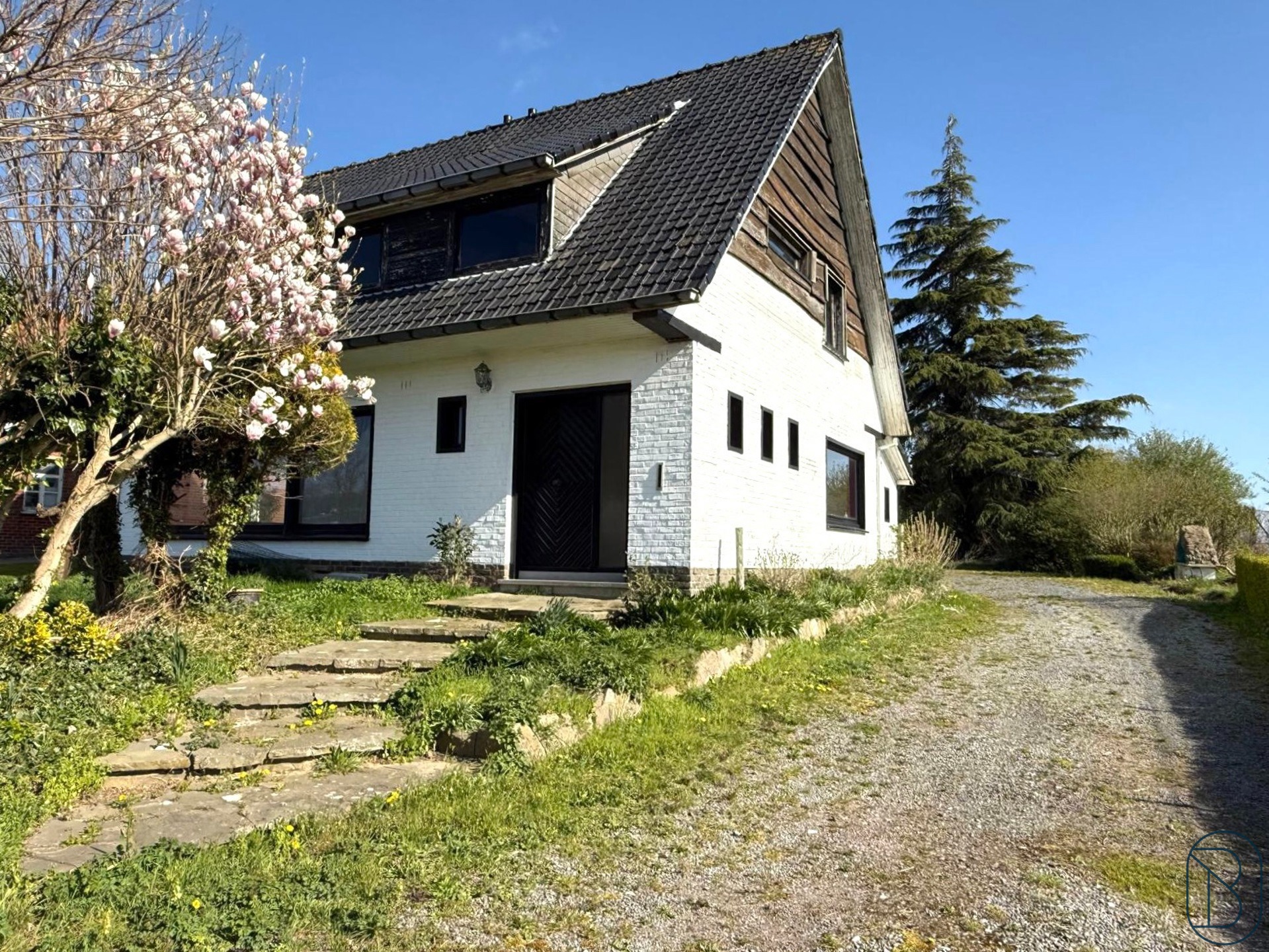 Te renoveren VILLA met ATELIER, GARAGES en grote tuin. - foto 4