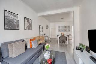 Charmante deels gerenoveerde woning op rustige ligging in Vilvoorde<br /><br />Bent u op zoek naar een gezellige woning met potentieel, gelegen in een rustige en aangename buurt? Dan is deze deels gerenoveerde woning in de Marie-Joséwijk 16 te Vilvoorde zeker een bezoek waard.<br /><br />Op het gelijkvloers komt u binnen via de inkomhal die toegang biedt tot de lichtrijke leefruimte met aansluitende eetkamer. Verder beschikt de woning ook over een aparte keuken. Achteraan vindt u een praktische bergruimte/wasplaats en een gezellig terras waar u in alle rust kunt genieten.<br /><br />Op de eerste verdieping bevinden zich twee volwaardige slaapkamers en een badkamer. Daarnaast beschikt de woning over een zolder, die extra opbergruimte biedt.<br /><br />Interesse? Contacteer ons vandaag nog voor meer informatie of een bezoek ter plaatse!<br /><br />Bestuursmaatregelen in het maatregelenregister: nee